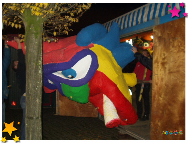 De top van carnavalbouwend Moesland is bij elkaar om de tent van een schitterende aankleding te voorzien - 2002 Schaijk