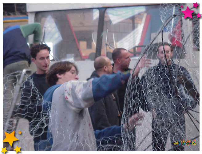De top van carnavalbouwend Moesland is bij elkaar om de tent van een schitterende aankleding te voorzien - 2002 Schaijk