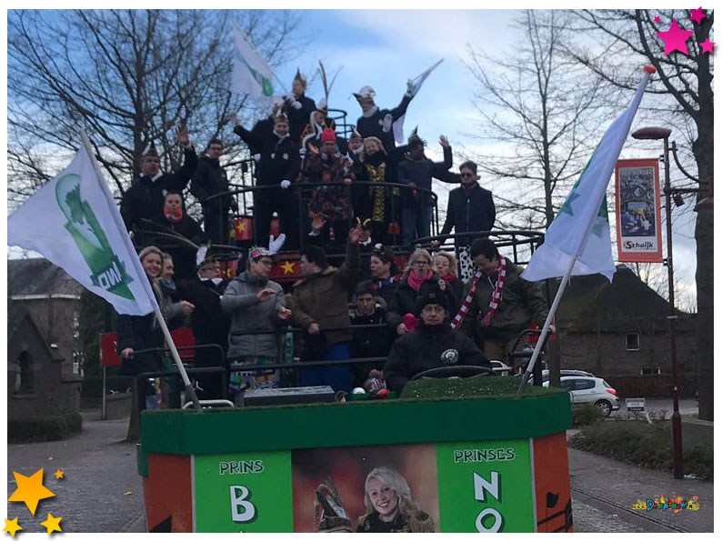 Bewoners Dolfijn en de Eenhoorn mochten mee op de Prinsenwagen