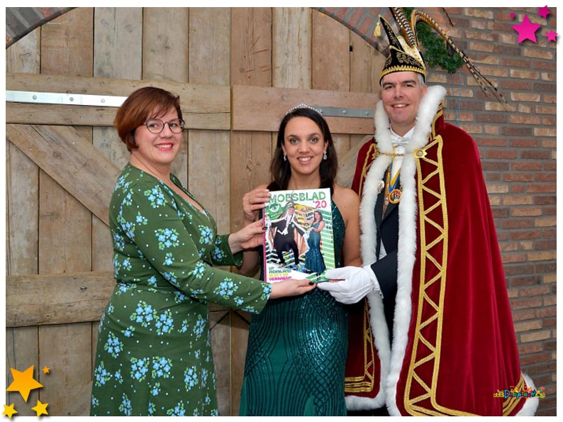 Eerste exemplaar Moesblad 2020 voor Prins Twan I en Prinses Manon I