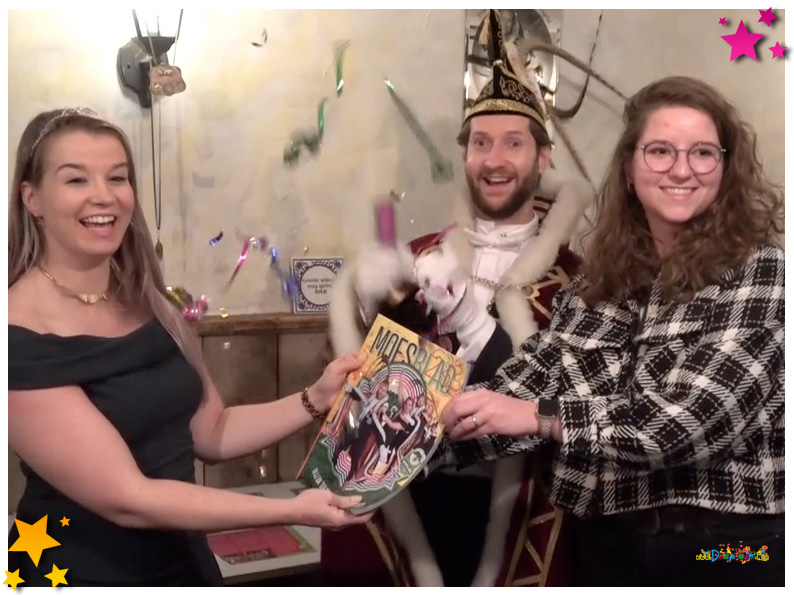 Overhandiging 1e exemplaar Moesblad aan Prins Djarek en Prinses Senne 
